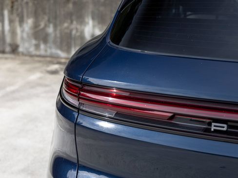 Certified 2024 Porsche Cayenne AWD/4WD image 18