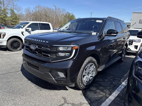 Used 2025 Ford Expedition Active image 9