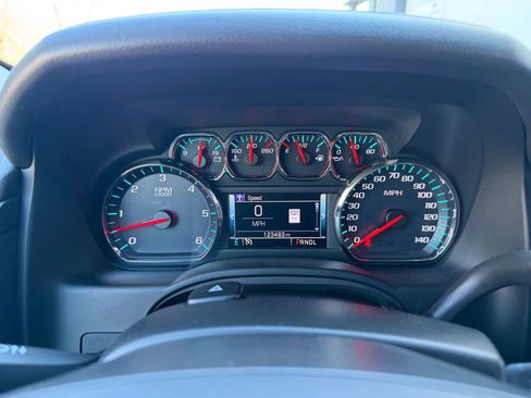 Used 2018 Chevrolet Suburban LT image 11