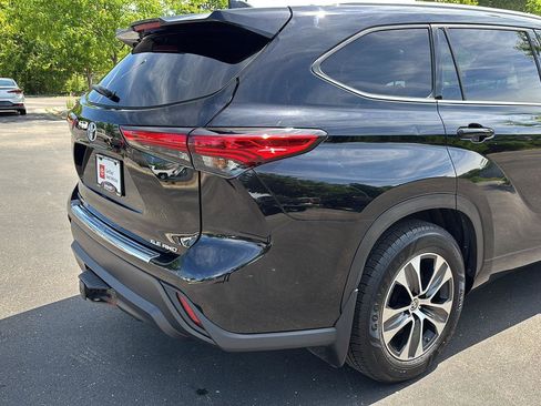 Used 2022 Toyota Highlander XLE AWD/4WD image 22