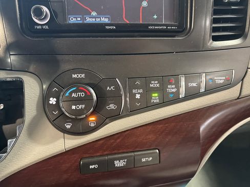 Used 2014 Toyota Sienna XLE image 24
