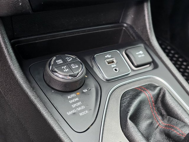 Used 2019 Jeep Cherokee Trailhawk AWD/4WD image 23