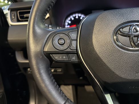 Used 2021 Toyota RAV4 XLE Premium image 16