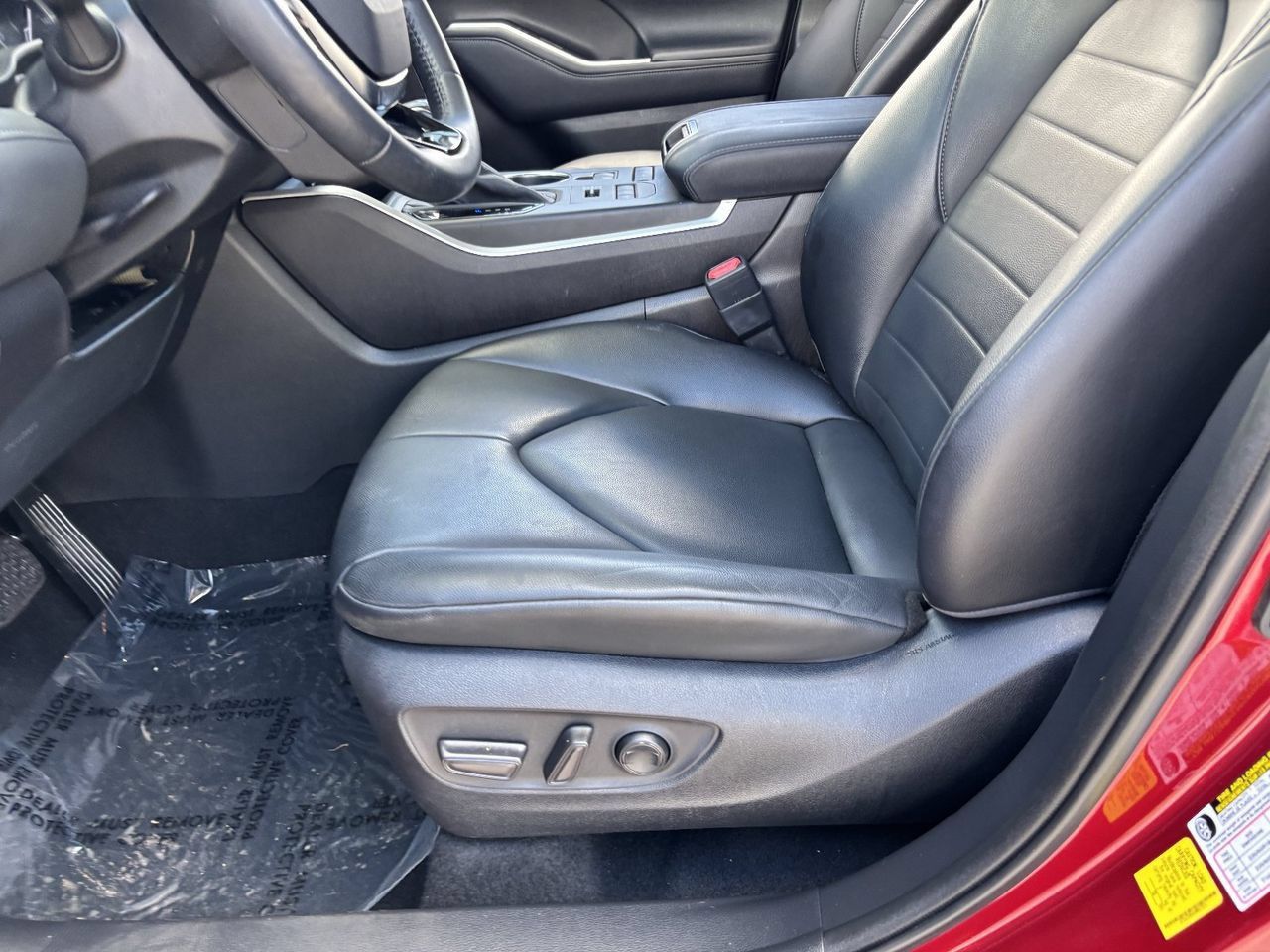 Used 2021 Toyota Highlander XLE AWD/4WD image 19
