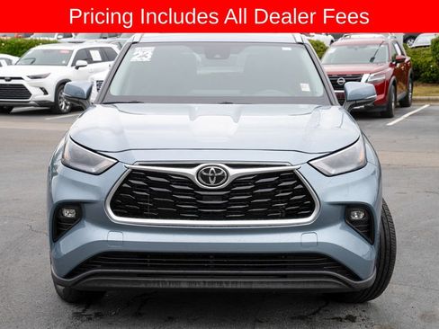 Used 2023 Toyota Highlander XLE AWD/4WD image 2