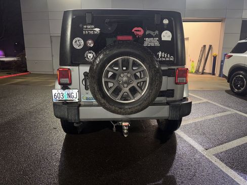 Used 2018 Jeep Wrangler Unlimited Sahara image 4