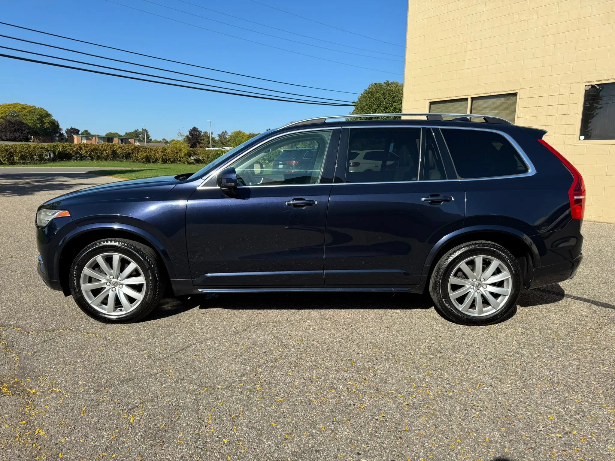 Used 2016 Volvo XC90 T6 Momentum w/ Momentum Plus Package AWD/4WD image 5