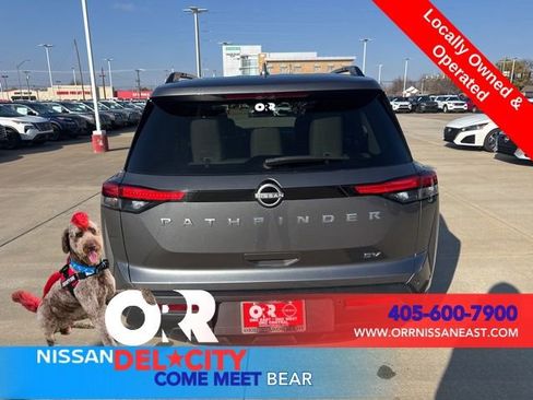 Used 2024 Nissan Pathfinder SV image 4