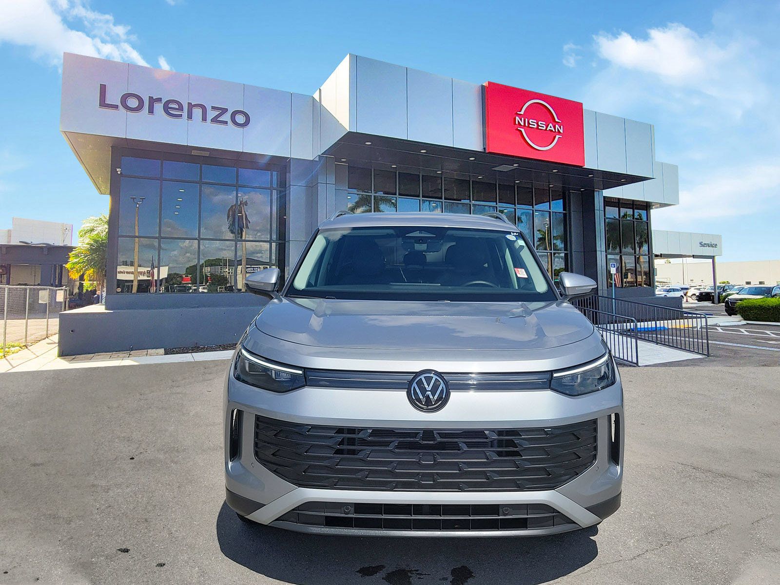 Used 2025 Volkswagen Tiguan SE FWD image 2