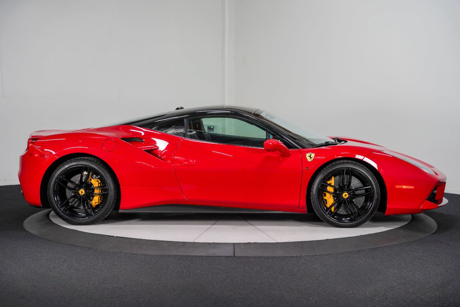 Used 2016 Ferrari 488 GTB RWD image 9