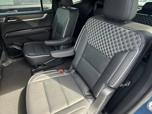 Used 2025 GMC Acadia Denali w/ Super Cruise Package FWD image 30