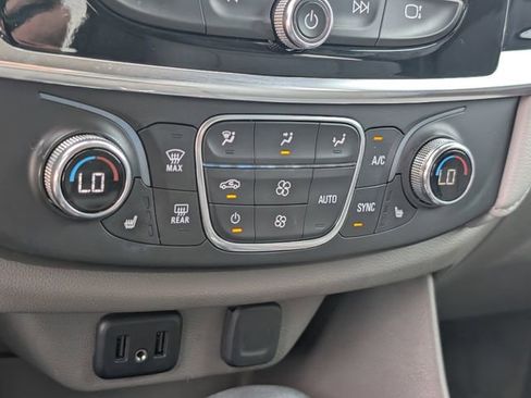 Used 2021 Chevrolet Traverse LT FWD image 17