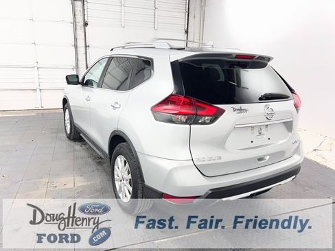 Used 2017 Nissan Rogue SV w/ SV Premium Package image 5