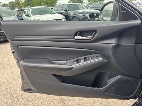 Used 2025 Nissan Altima 2.5 SV FWD image 18