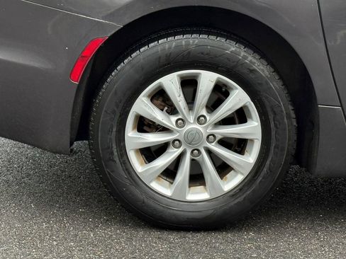 Used 2017 Chrysler Pacifica Touring-L image 6