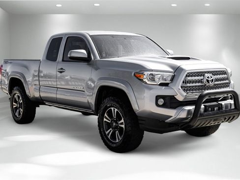Used 2016 Toyota Tacoma TRD Sport w/ Towing Package image 5