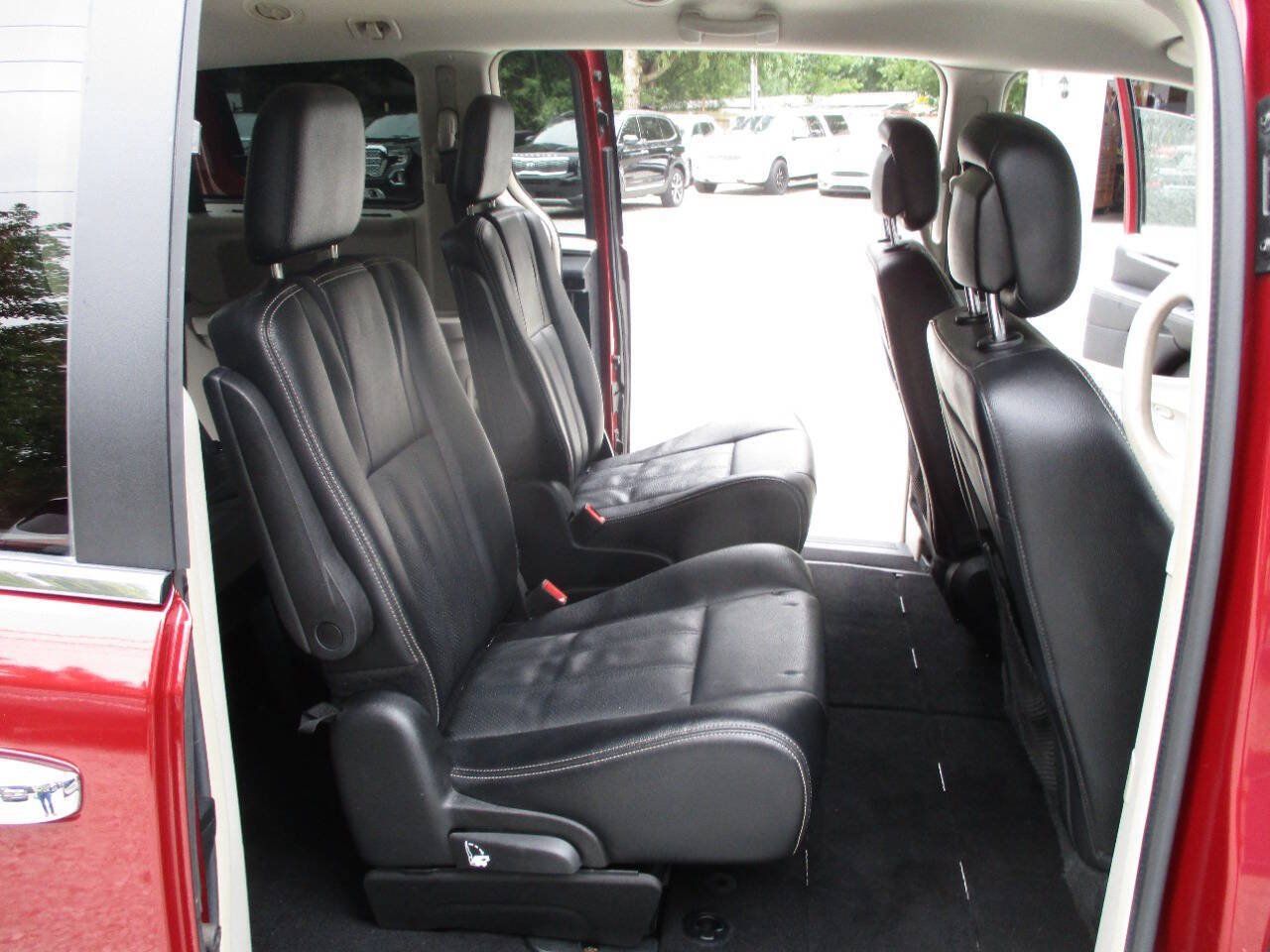 Used 2015 Chrysler Town & Country Touring-L w/ Driver Convenience Group FWD image 25