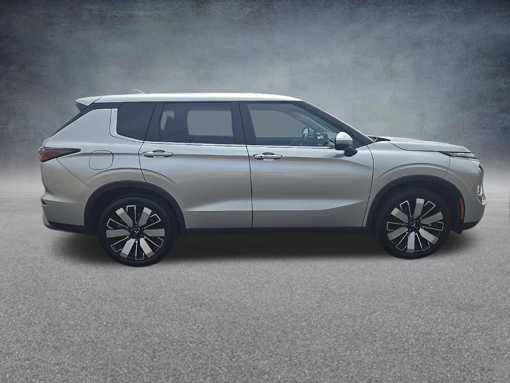 Used 2025 Mitsubishi Outlander SE FWD image 2