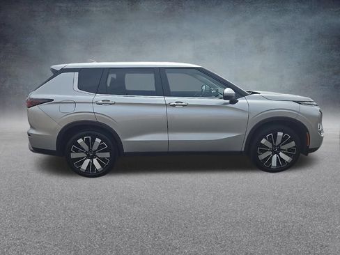 Used 2025 Mitsubishi Outlander SE FWD image 2