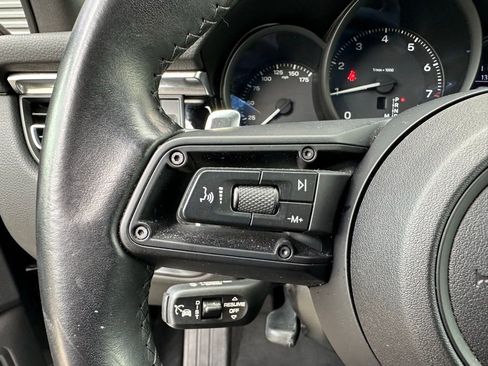 Certified 2024 Porsche Macan image 18
