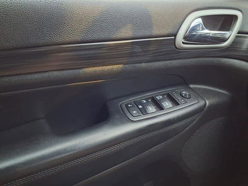 Used 2022 Jeep Grand Cherokee Laredo X image 9