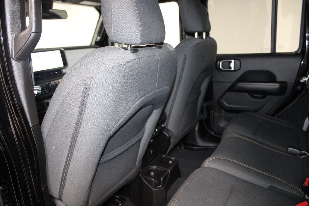 Used 2025 Jeep Wrangler Unlimited Sahara AWD/4WD image 19