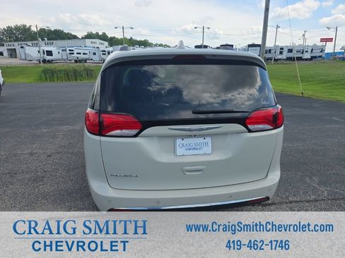 Used 2017 Chrysler Pacifica Touring-L FWD image 4