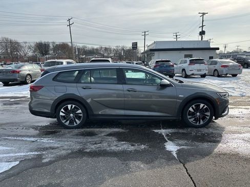 Used 2019 Buick Regal Essence w/ Driver Confidence Package I image 4