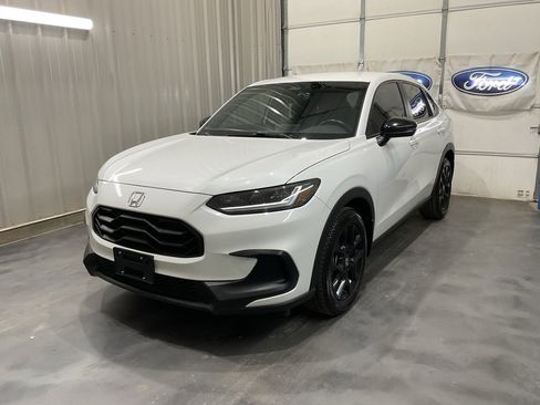 Used 2023 Honda HR-V Sport image 3