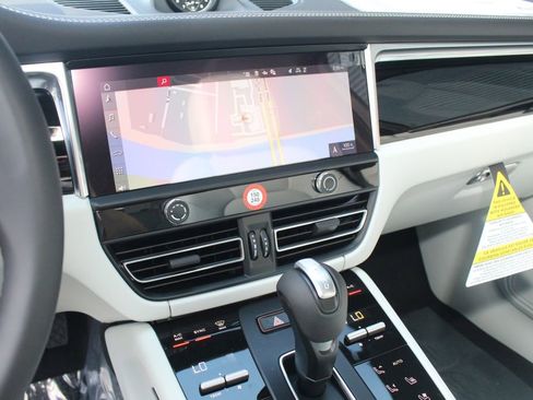 New 2026 Porsche Macan image 17