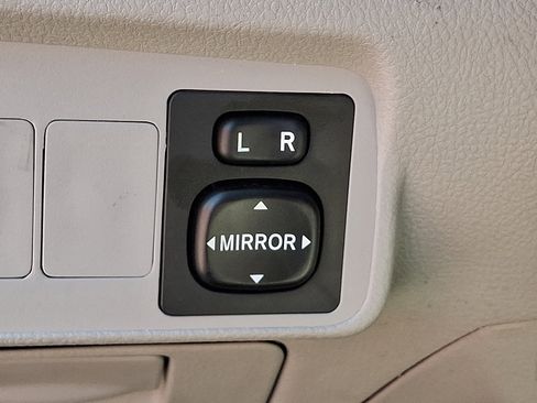 Used 2013 Toyota Corolla LE image 22