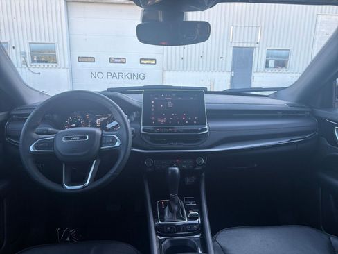 Used 2025 Jeep Compass Trailhawk image 32