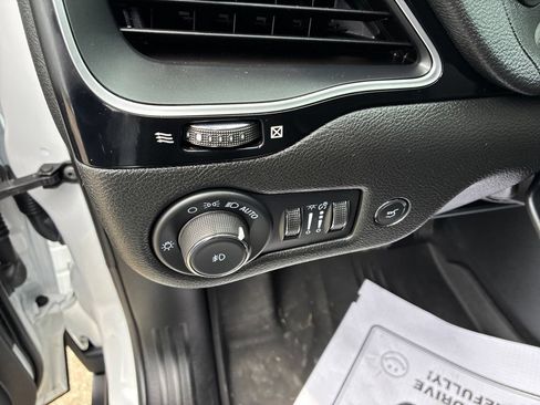 Used 2023 Jeep Cherokee Altitude Lux w/ Mopar Interior Package AWD/4WD image 24