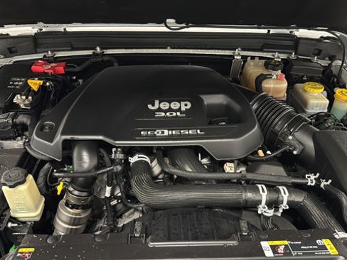 Used 2022 Jeep Wrangler Unlimited Sahara AWD/4WD image 26