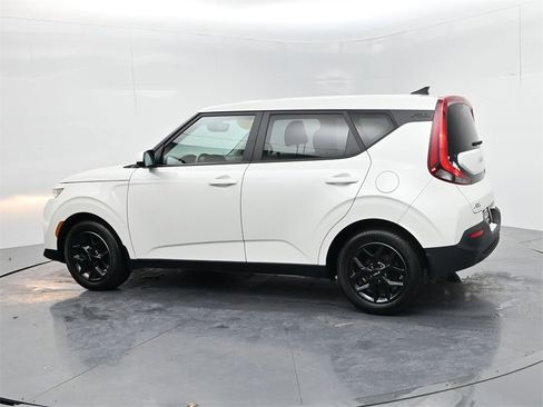 Certified 2022 Kia Soul LX w/ Technology Package image 5