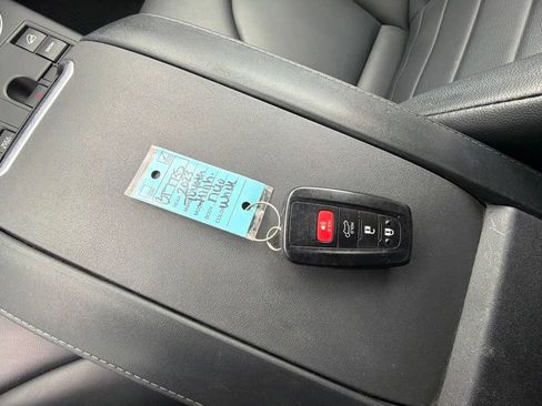 Used 2023 Toyota Highlander XLE AWD/4WD image 28