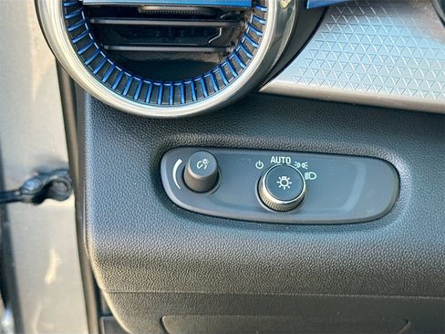 Used 2025 Chevrolet Trax LT w/ LT Convenience Package image 10