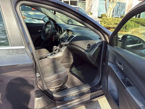 Used 2016 Chevrolet Cruze LT w/ Technology Package image 16