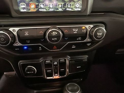 Used 2022 Jeep Wrangler Unlimited Sahara AWD/4WD image 22