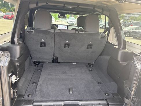 Used 2025 Jeep Wrangler Unlimited Sahara AWD/4WD image 30