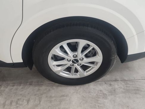Used 2024 Kia Carnival LX FWD image 11