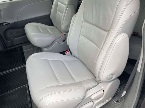 Used 2018 Toyota Sienna XLE w/ XLE Navigation Package AWD/4WD image 16