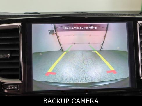 Used 2023 Chrysler Pacifica Touring-L FWD image 18