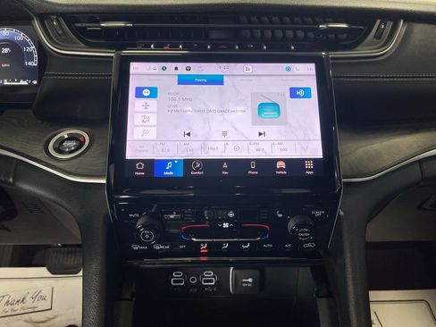 Used 2024 Jeep Grand Cherokee Limited image 12