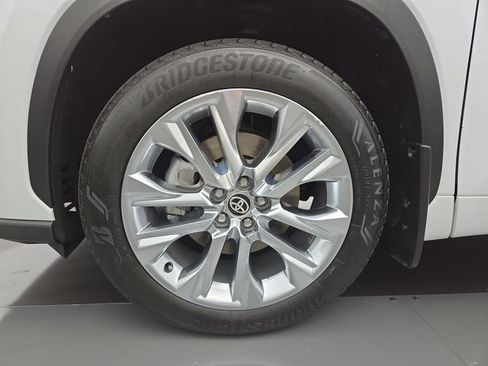 Certified 2025 Toyota Highlander Limited AWD/4WD image 31