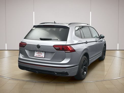 Used 2024 Volkswagen Tiguan SE R-Line FWD image 7