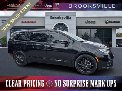 Used 2023 Chrysler Pacifica Touring-L w/ Uconnect Theater Family Group
