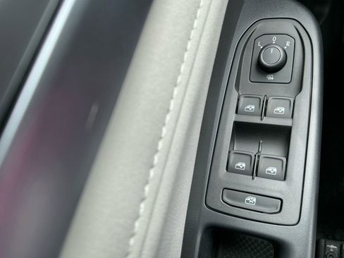 New 2025 Volkswagen Taos SE image 22