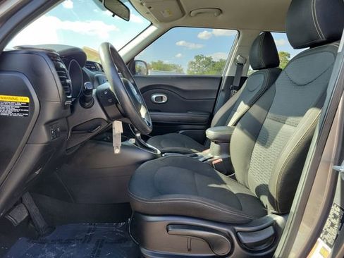 Used 2016 Kia Soul + image 19