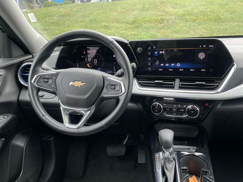 Used 2025 Chevrolet Trax LT w/ LT Convenience Package FWD image 12